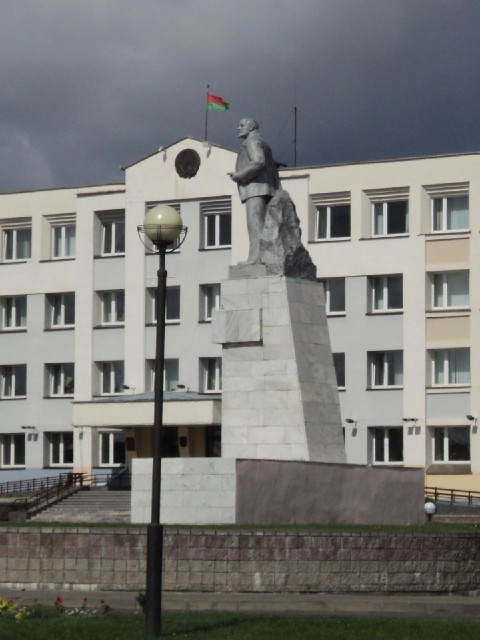 I'm pretty sure that's Lenin, with the Belarusian flag behind.