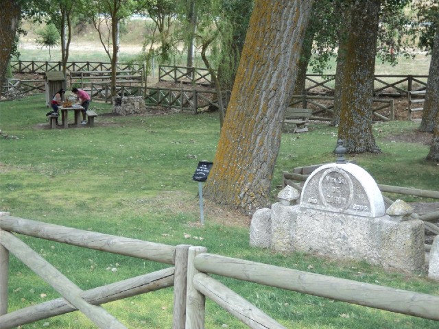 ... in the rest area hext to it, these two were having a proper picnic, with a wicker basket, an bot...