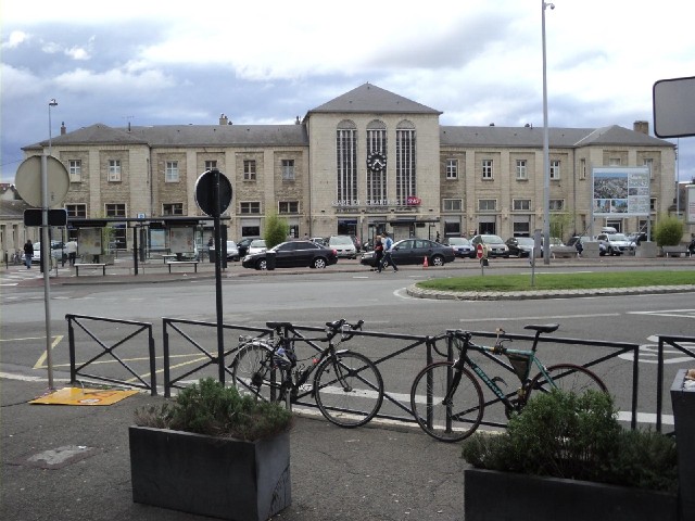 My hotel in Chartres is opposite the station, where there seems to be a de facto bike park.