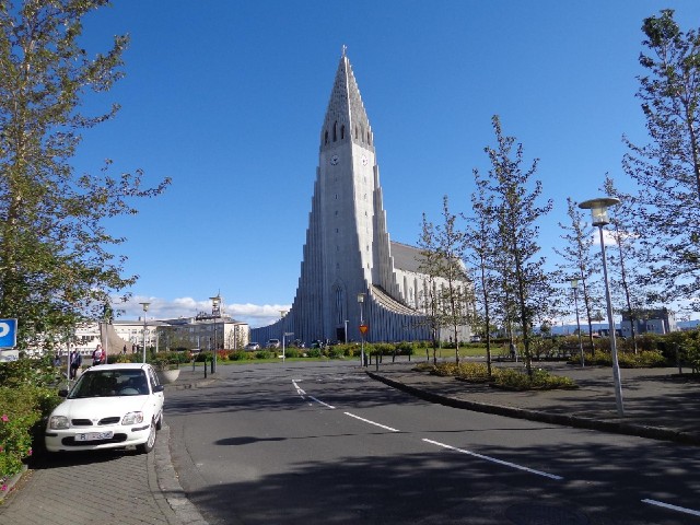 Another view of Hallgrmskirkja.