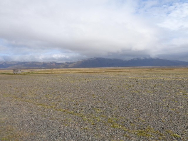 This is the flat plain between the mountains and the sea.