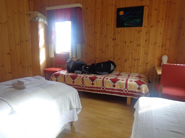 This is a nice cosy cabin. It reminds me a bit of my first night on land of any of these summer trip...
