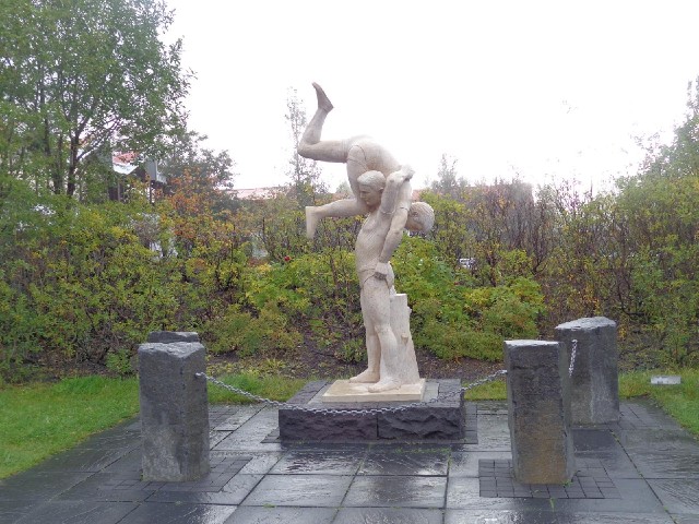 I don't know why the Geysir Hotel has this statue.
