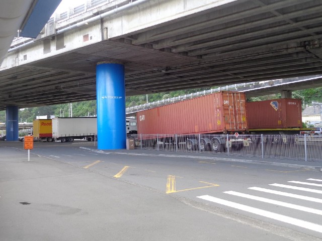 Something went wrong here. That lorry cab just drove forward. I'm not sure whether the trailer was m...