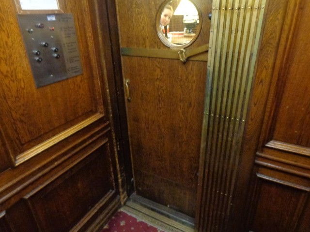 The lift is quite old-fashioned.