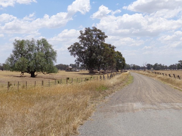 I thought there would be a surfaced road here but it doesn't exist. Back to the freeway then.