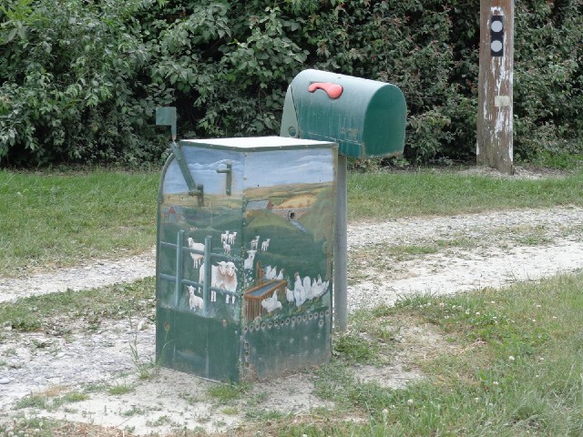 A pretty mailbox. I don't know the purpose of the hole which forms the bridge arch in the picture.