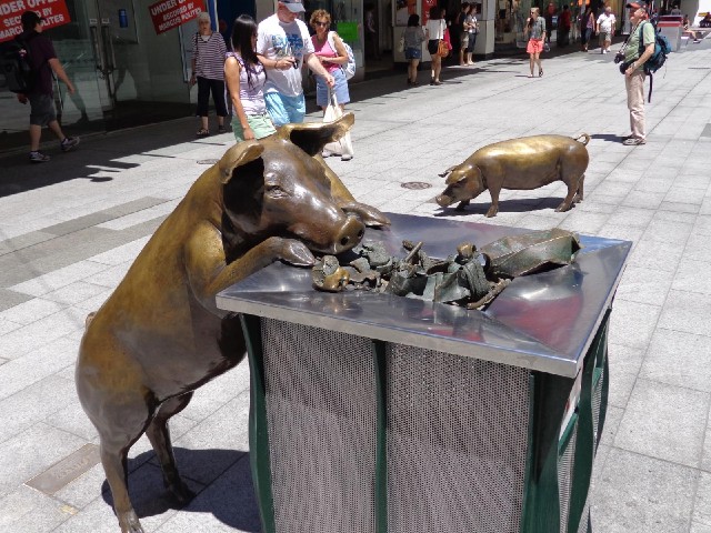 A statue of some pigs.