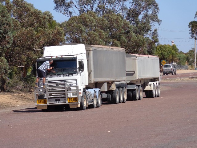 Somebody washing the windscreen of his road train.