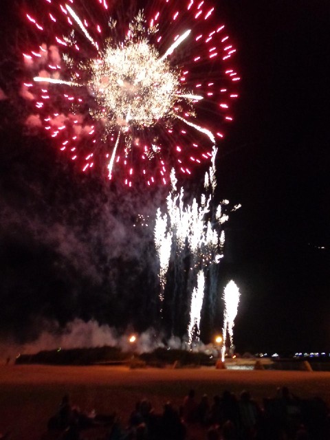 This was a spectacular 20 minute continuous firework display. I would say it was better than the one...