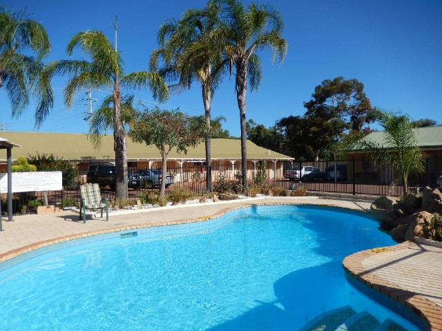 I'm back at the Pinjarra Motel, where I was a week ago, because again all but the most expensive hot...