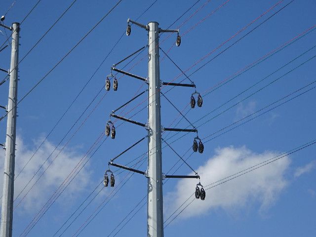 A pylon which uses pulleys.