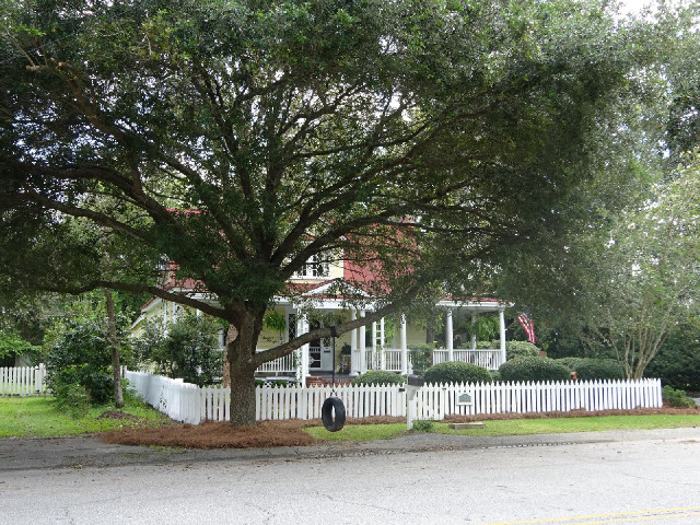 The house opposite the previous one.