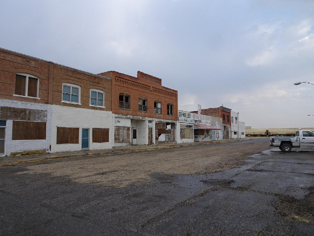 A whole street right in the middle of Shoshoni is derelict.