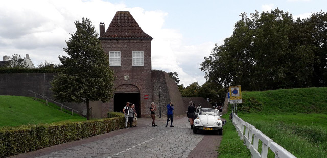 The gateway to Heusden. Traffic coming out has to come through the arch.