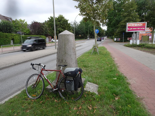 The last of the milestones, 1 Prussian mile from Altona and 11 1/4 from Kiel. The stone plaque says ...