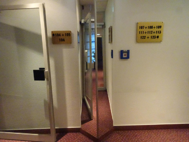 This is a bit confusing. There is no corridor going straight on, just a pair of angled mirrors.