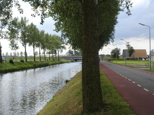 Obviously, the canal can only be navigated by very low boats. There are no lifting bridges here.