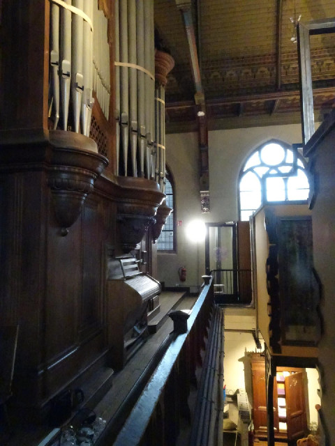 The organ. On the right of this picture, you can see the ends of the boxes containing the bedrooms.
