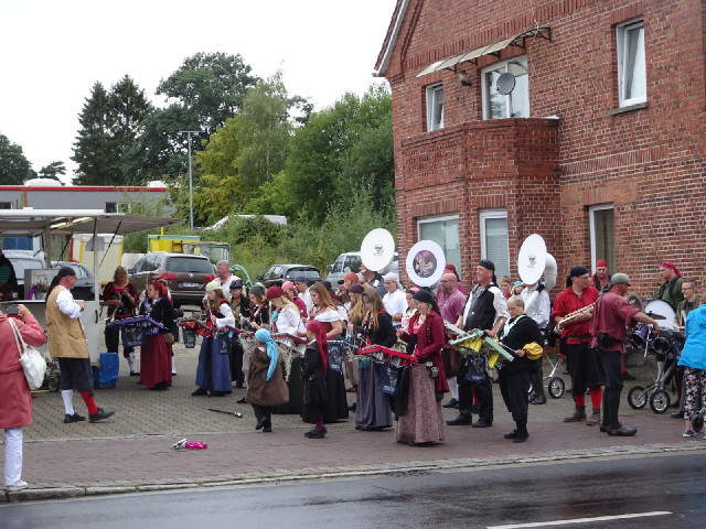 This appears to be a folk glockenspiel and sousaphone band.