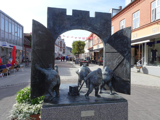 There are sculptures like this at both ends of the shopping street.
