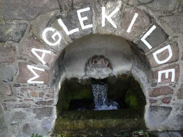It means "Large Spring". A notice here says that it now produces about four litres per sec...