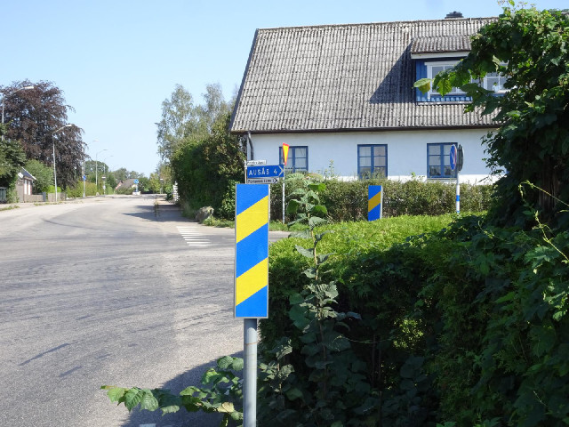 Warning markers in Swedish colours.