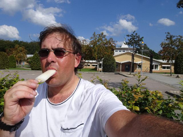 The only place I could find to sit and eat my ice lollies was in the car park of a school. It's Sund...
