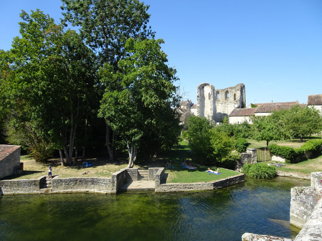 Sunbathers and ruins at Grez-sur-Loing.