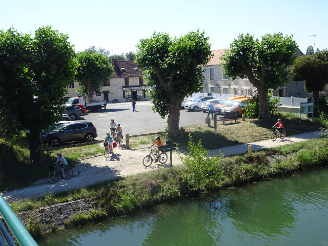 This was my first view of the towpath so I expected that it would be crowded with bikes all afternoo...