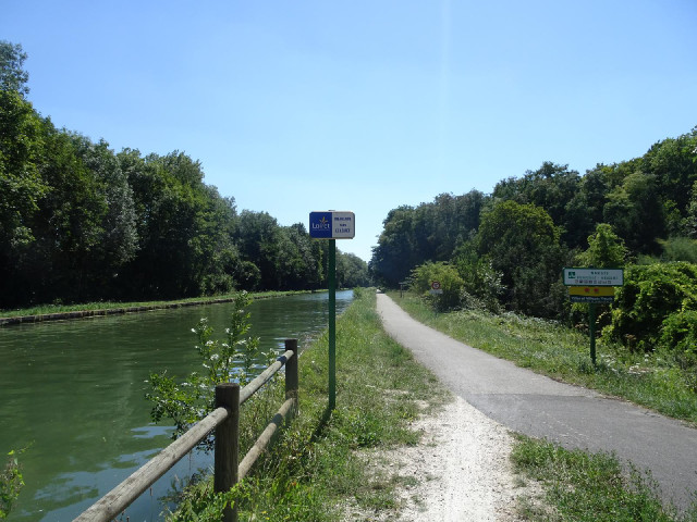 A little sign to welcome cyclists and boaters to a new department.