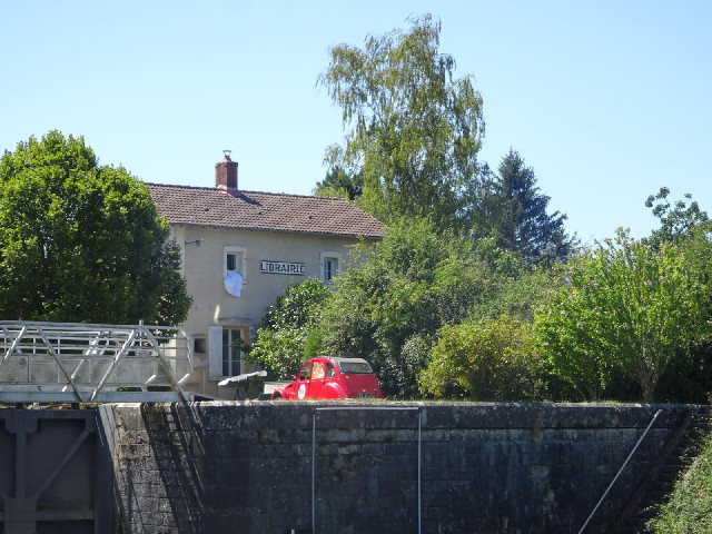 A bookshop, although a sign by the canal suggests that it also serves snacks.