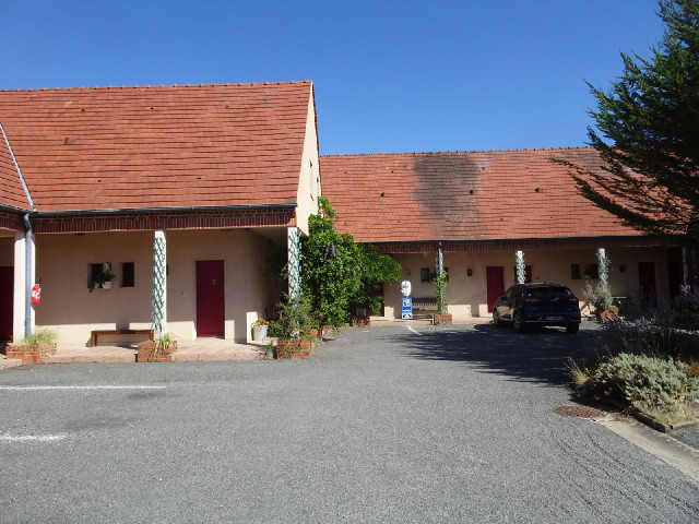 It seems that the place which I have booked for tonight is a motel. It has a restaurant though so le...