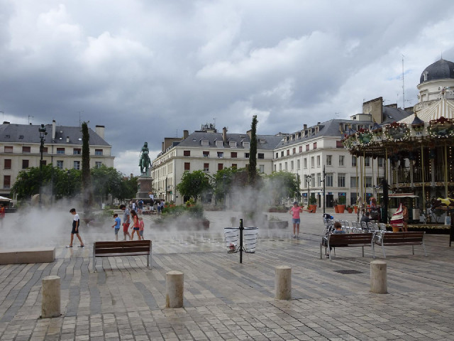 The playful fountains have gone into a mist mode.