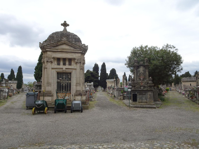 There is a cemetery in 24th of February 1848 Road so I could have parked here.