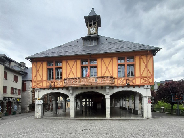 The shiny metal panel which you might be able to see through the middle arch is the door of a lift.