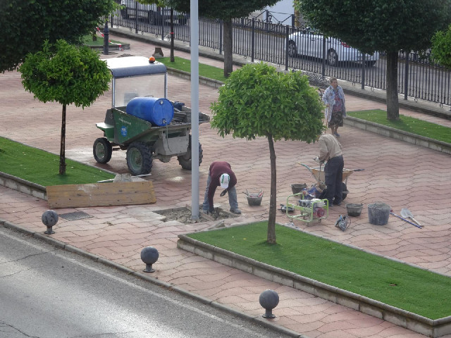 This morning they are repaving the market square.
