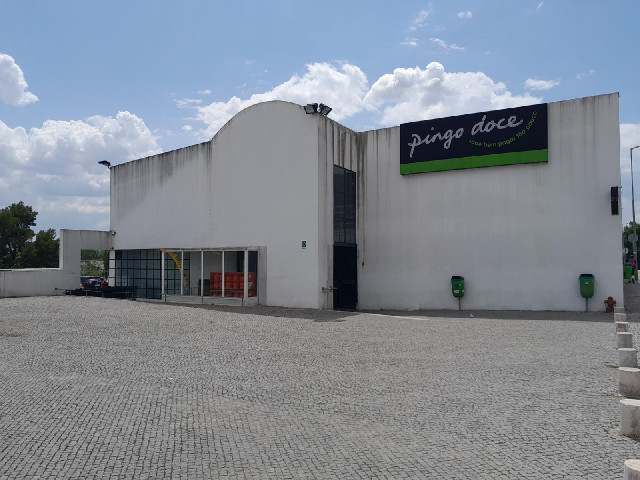 I needed to do some shopping and happened to pass a Pingo Doce so I decided to try it out. It's one ...