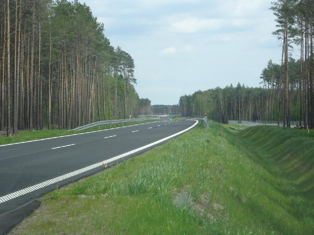 This road must be brand new. It's marked as a future proposal in my road atlas and Google Maps doesn...