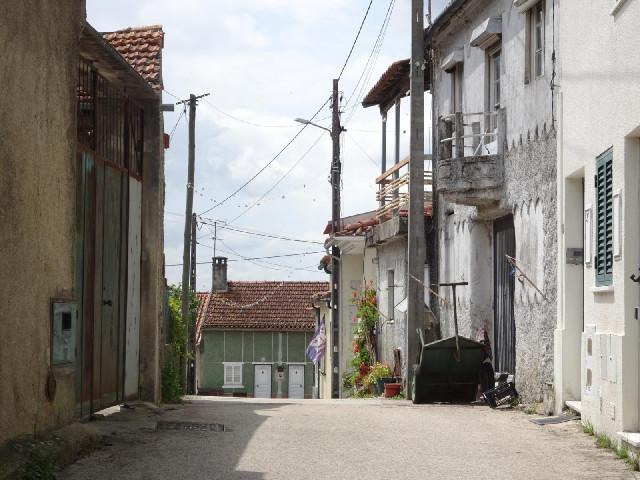 6th of July Road in Ad&otilde;es.