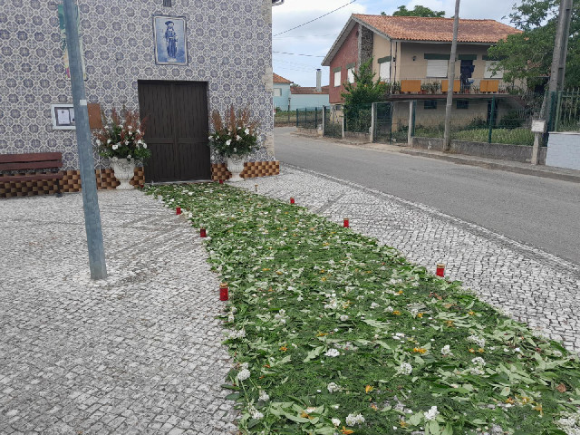 ... it's made of flowers and lined with candles....