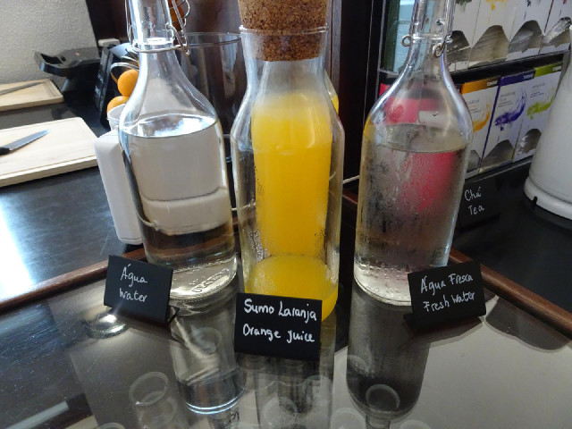 This breakfast offers a choice between water and fresh water.