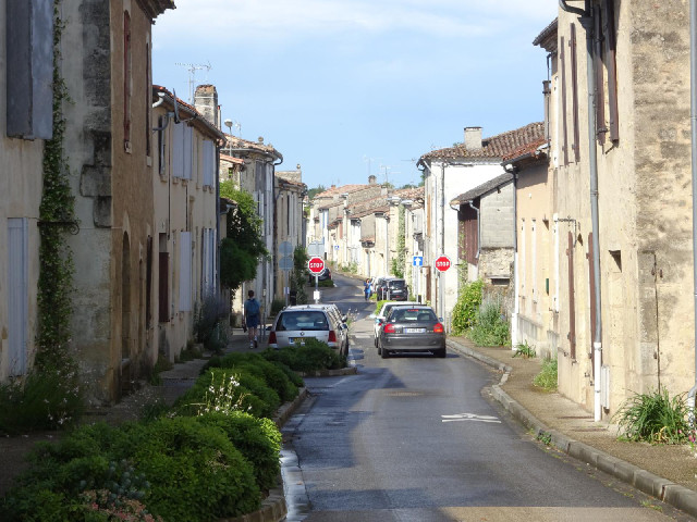 A street in Saint-Macaire.