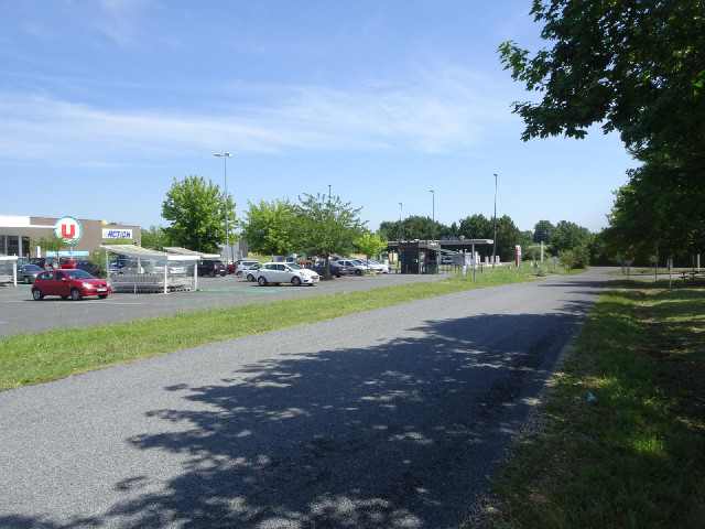 It goes past a supermarket. Like yesterday that gave me somewhere to park although this time I didn'...