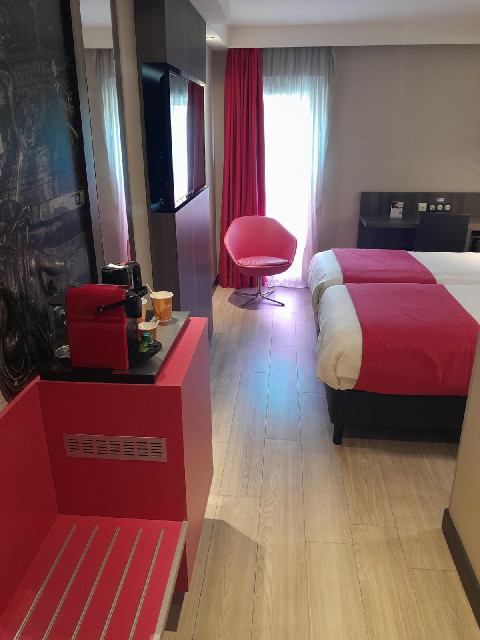 If I had to describe this room in a word, it would be "pink".