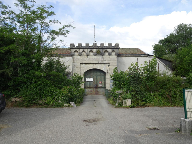 A tourist sign pointed the way from the car park to the Fort du M&ucirc;rier so I've come to have a ...