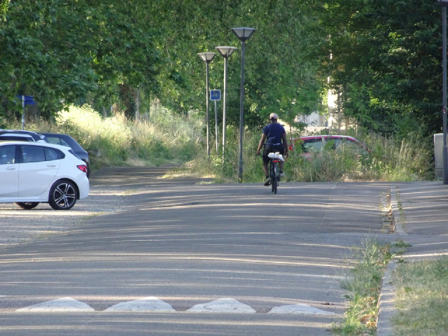 If I was going to my hotel by bike, I would go that way.