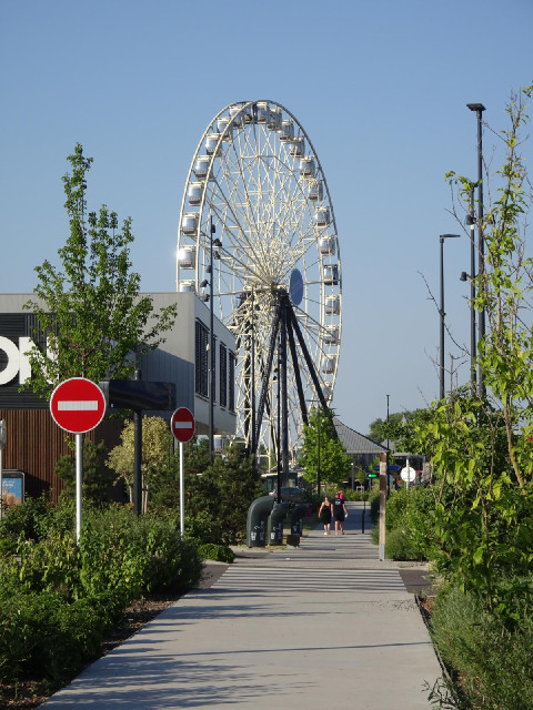 I'm close to the hotel now but got distracted by the sight of that big wheel.