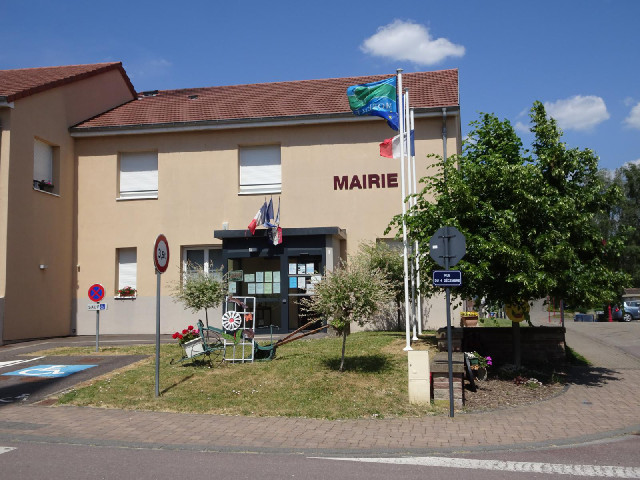 The flag shows that I am now in the Moselle department. You may remember that way back at the start ...