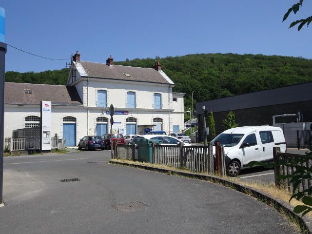 I've parked at the station in Bogny-sur-Meuse...